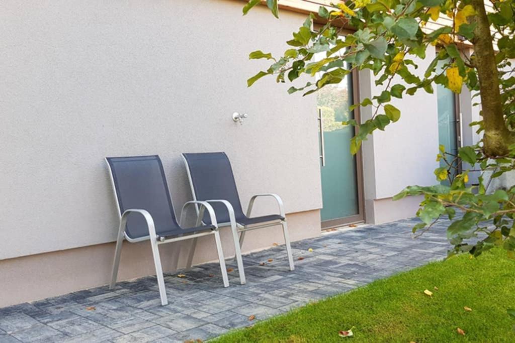 קרלובי וארי Suite With Back Garden מראה חיצוני תמונה