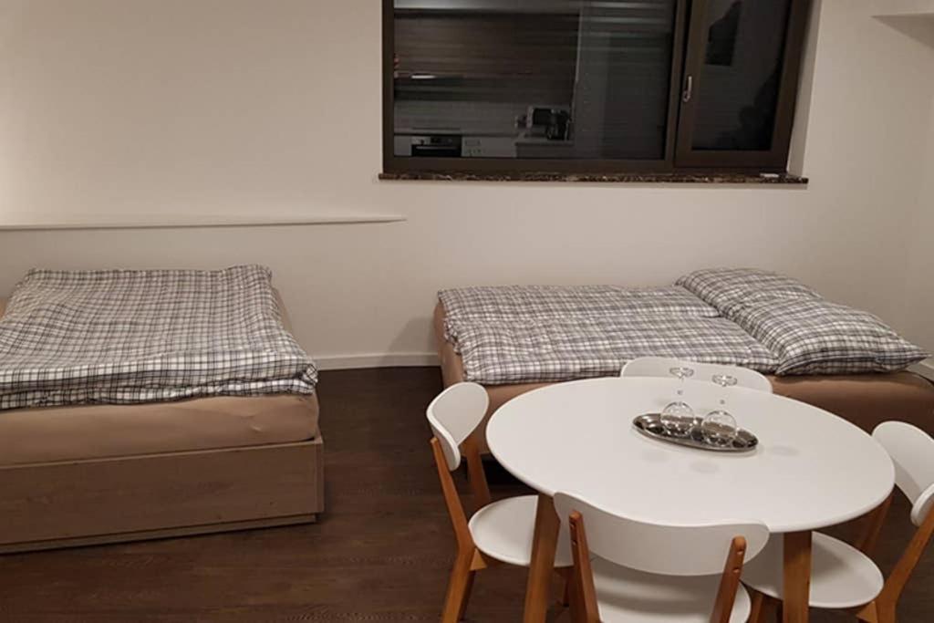 קרלובי וארי Suite With Back Garden מראה חיצוני תמונה